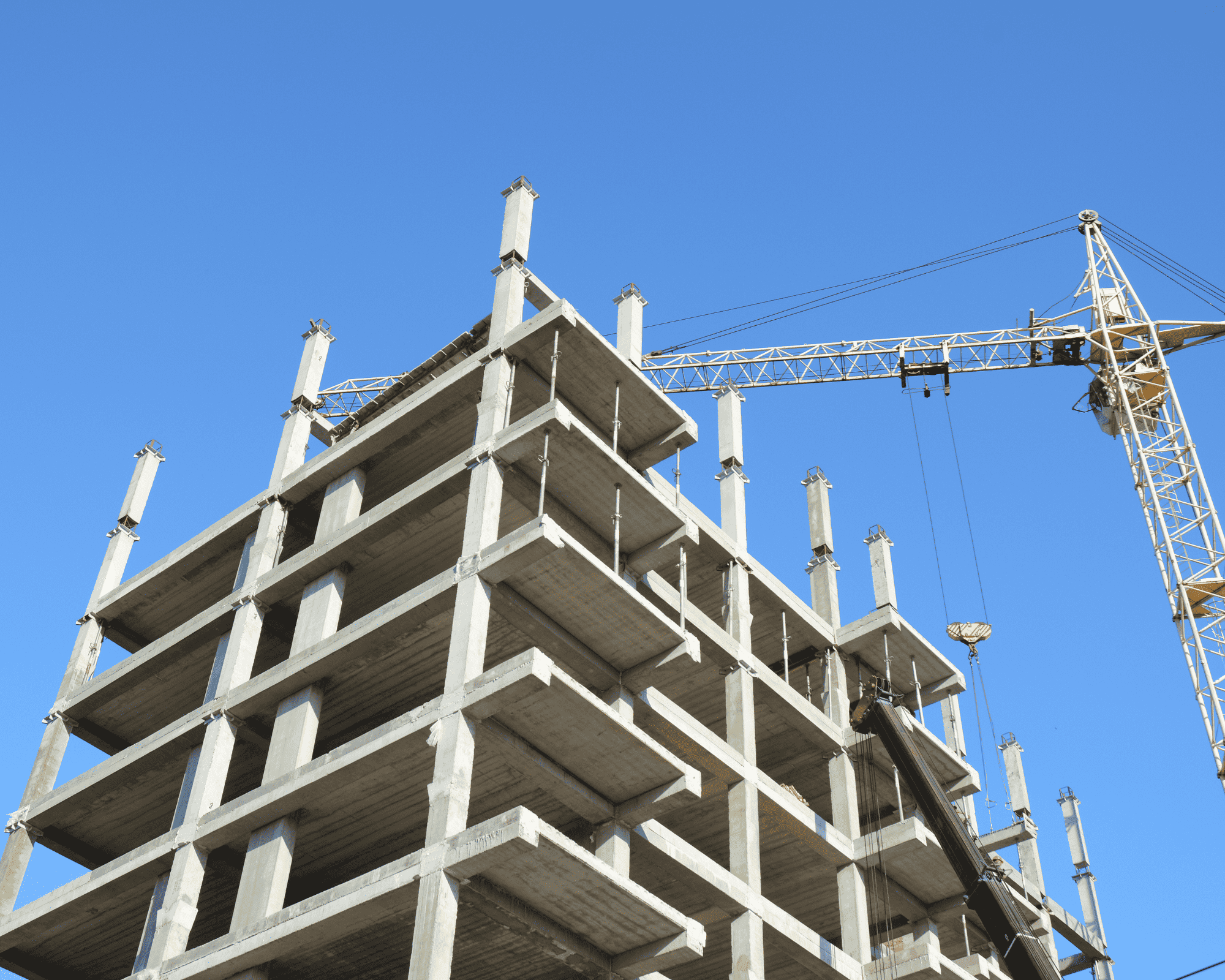 Un accompagnement personnalisé à chaque étape de votre projet immobilier VEFA L’assistance expert VEFA à Roissy-en-Brie vous permet de bénéficier d’un accompagnement professionnel à chaque phase de la construction de votre bien immobilier. Nos experts VEFA veillent à ce que les travaux respectent les plans contractuels et les normes en vigueur, tout en vous aidant à identifier les malfaçons ou non-conformités qui pourraient survenir pendant la construction. Visite cloisons VEFA à Roissy-en-Brie : une vérification indispensable La visite cloisons est un moment clé de votre projet immobilier. C’est lors de cette étape que vous pouvez visualiser pour la première fois l’agencement des pièces. Nos experts VEFA à Roissy-en-Brie vous accompagnent lors de cette visite pour s’assurer que les cloisons respectent les plans contractuels et que les volumes sont conformes à vos attentes. Pré-livraison VEFA à Roissy-en-Brie : anticiper les défauts avant la remise des clés La visite de pré-livraison a lieu environ un mois avant la remise des clés. Elle permet d’identifier les défauts ou non-conformités qui doivent être corrigés avant la livraison finale. Nos experts VEFA à Roissy-en-Brie effectuent une inspection détaillée et consignent les réserves dans un procès-verbal, que le promoteur devra rectifier avant la livraison. Livraison VEFA à Roissy-en-Brie : garantir la conformité Lors de la livraison, nos experts VEFA vérifient que toutes les réserves notées lors de la pré-livraison ont bien été levées et que le bien est conforme aux engagements contractuels. Ils s’assurent également du bon fonctionnement des équipements essentiels (chauffage, électricité, eau) avant que vous preniez possession du logement. Que vérifie un expert VEFA lors de la livraison à Roissy-en-Brie ? Conformité aux plans et respect des normes Nos experts VEFA à Roissy-en-Brie veillent à ce que le bien livré soit conforme aux plans contractuels et respecte toutes les normes de construction en vigueur. Chaque aspect du logement, des volumes à la qualité des finitions, est contrôlé minutieusement. Qualité des travaux L’expert vérifie également la qualité des travaux de finition, comme la peinture, les revêtements de sol et les cloisons, afin de s’assurer qu’aucune malfaçon n’est présente. Fonctionnement des équipements Nos experts VEFA testent les équipements essentiels, tels que le chauffage, la plomberie et l’électricité, pour s’assurer qu’ils fonctionnent correctement. Levée des réserves Si des réserves ont été formulées lors de la pré-livraison, nos experts VEFA à Roissy-en-Brie veillent à ce qu’elles soient levées avant la remise des clés. Qu’est-ce qu’un procès-verbal (PV) de livraison en VEFA à Roissy-en-Brie ? Le procès-verbal de livraison, ou PV de livraison, est un document officiel établi lors de la remise des clés. Ce PV comporte plusieurs informations importantes : Description du bien : Le PV résume l’état du bien lors de la livraison, confirmant qu’il est conforme aux spécifications du contrat de vente. Liste des réserves : Si des réserves ont été émises lors de la pré-livraison, elles sont consignées dans ce document. Engagement du promoteur : Le promoteur s’engage à lever les réserves dans un délai déterminé. Signature des parties : Le PV doit être signé par l’acquéreur et le promoteur, validant ainsi la livraison du bien et le transfert de la propriété. Points clés à retenir Après la livraison, vous disposez d’un délai d’un mois pour signaler d’éventuelles réserves supplémentaires. Vous pouvez également consigner les 5 % restants du prix de vente jusqu’à ce que les réserves soient levées. Nos experts VEFA à Roissy-en-Brie vous assistent à chaque étape pour garantir que votre bien est conforme aux normes de construction et prêt à être habité. Un accompagnement personnalisé à chaque étape de votre projet immobilier VEFA L’assistance expert VEFA à Roissy-en-Brie vous permet de bénéficier d’un accompagnement professionnel à chaque phase de la construction de votre bien immobilier. Nos experts VEFA veillent à ce que les travaux respectent les plans contractuels et les normes en vigueur, tout en vous aidant à identifier les malfaçons ou non-conformités qui pourraient survenir pendant la construction. Visite cloisons VEFA à Roissy-en-Brie : une vérification indispensable La visite cloisons est un moment clé de votre projet immobilier. C’est lors de cette étape que vous pouvez visualiser pour la première fois l’agencement des pièces. Nos experts VEFA à Roissy-en-Brie vous accompagnent lors de cette visite pour s’assurer que les cloisons respectent les plans contractuels et que les volumes sont conformes à vos attentes. Pré-livraison VEFA à Roissy-en-Brie : anticiper les défauts avant la remise des clés La visite de pré-livraison a lieu environ un mois avant la remise des clés. Elle permet d’identifier les défauts ou non-conformités qui doivent être corrigés avant la livraison finale. Nos experts VEFA à Roissy-en-Brie effectuent une inspection détaillée et consignent les réserves dans un procès-verbal, que le promoteur devra rectifier avant la livraison. Livraison VEFA à Roissy-en-Brie : garantir la conformité Lors de la livraison, nos experts VEFA vérifient que toutes les réserves notées lors de la pré-livraison ont bien été levées et que le bien est conforme aux engagements contractuels. Ils s’assurent également du bon fonctionnement des équipements essentiels (chauffage, électricité, eau) avant que vous preniez possession du logement. Que vérifie un expert VEFA lors de la livraison à Roissy-en-Brie ? Conformité aux plans et respect des normes Nos experts VEFA à Roissy-en-Brie veillent à ce que le bien livré soit conforme aux plans contractuels et respecte toutes les normes de construction en vigueur. Chaque aspect du logement, des volumes à la qualité des finitions, est contrôlé minutieusement. Qualité des travaux L'expert vérifie également la qualité des travaux de finition, comme la peinture, les revêtements de sol et les cloisons, afin de s’assurer qu’aucune malfaçon n’est présente. Fonctionnement des équipements Nos experts VEFA testent les équipements essentiels, tels que le chauffage, la plomberie et l’électricité, pour s'assurer qu'ils fonctionnent correctement. Levée des réserves Si des réserves ont été formulées lors de la pré-livraison, nos experts VEFA à Roissy-en-Brie veillent à ce qu’elles soient levées avant la remise des clés. Qu'est-ce qu'un procès-verbal (PV) de livraison en VEFA à Roissy-en-Brie ? Le procès-verbal de livraison, ou PV de livraison, est un document officiel établi lors de la remise des clés. Ce PV comporte plusieurs informations importantes : Description du bien : Le PV résume l’état du bien lors de la livraison, confirmant qu’il est conforme aux spécifications du contrat de vente. Liste des réserves : Si des réserves ont été émises lors de la pré-livraison, elles sont consignées dans ce document. Engagement du promoteur : Le promoteur s'engage à lever les réserves dans un délai déterminé. Signature des parties : Le PV doit être signé par l'acquéreur et le promoteur, validant ainsi la livraison du bien et le transfert de la propriété. Points clés à retenir Après la livraison, vous disposez d’un délai d’un mois pour signaler d'éventuelles réserves supplémentaires. Vous pouvez également consigner les 5 % restants du prix de vente jusqu’à ce que les réserves soient levées. Nos experts VEFA à Roissy-en-Brie vous assistent à chaque étape pour garantir que votre bien est conforme aux normes de construction et prêt à être habité.